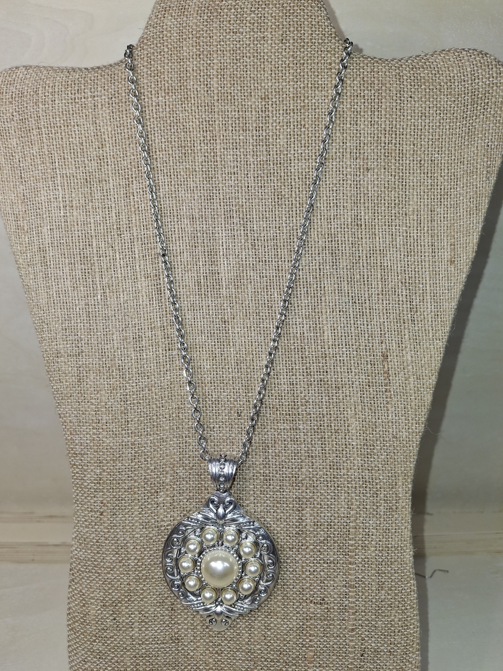 Vintage-Inspired Silver Pearl Pendant Necklace - Women Jewelry